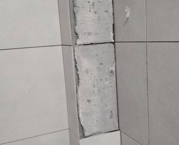 长沙市瓷砖空鼓维修公司分享下瓷砖施工前基层浇水润湿程度不足，可能导致以下问题