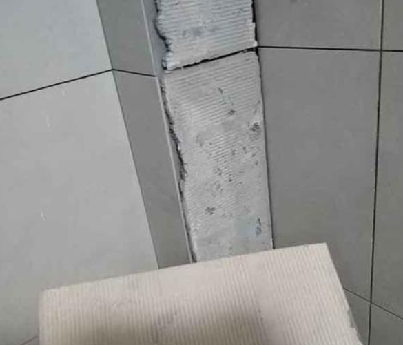 长沙市瓷砖空鼓维修公司分享下厨房瓷砖脱落的补救措施。